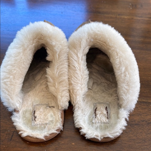 UGG Slippers - Picture 3 of 6